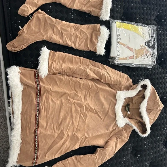 Women's Eskimo Costume - Picture 3 of 4